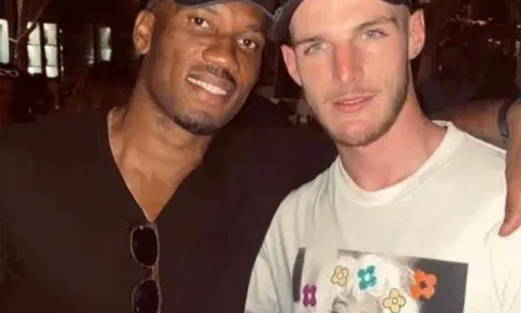 Declan Rice gặp gỡ "huyền thoại Chelsea" trong kỳ nghỉ