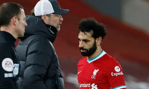 Salah lắc đầu rời sân, Klopp nói rõ 1 lời