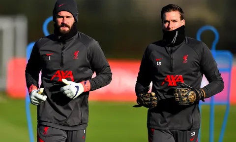 Sân tập Liverpool rộn ràng, lộ thái độ của Alisson trước trận đại chiến