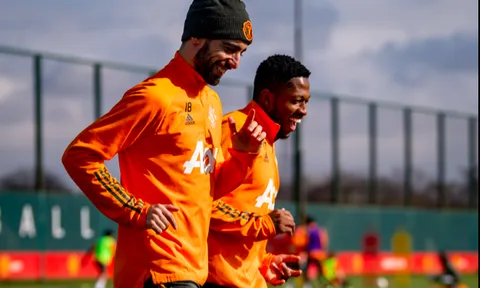Sân tập Man Utd rộn ràng trước trận đánh lớn