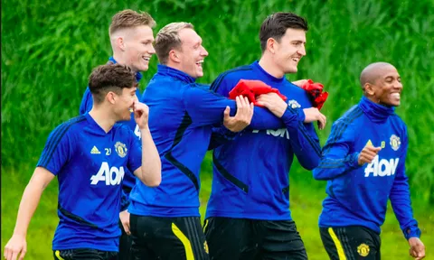 Sân tập Man Utd rộn tiếng cười, Maguire như "gã hộ pháp"