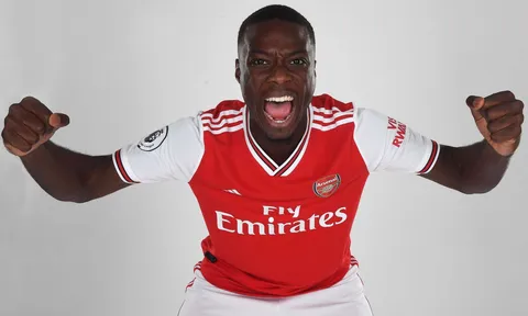 Sao 72 triệu của Arsenal bị chỉ trích chỉ biết "cười hì hì" khi mắc lỗi