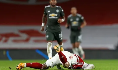 Sao Arsenal la hét thất thanh khi va chạm cực mạnh với Maguire