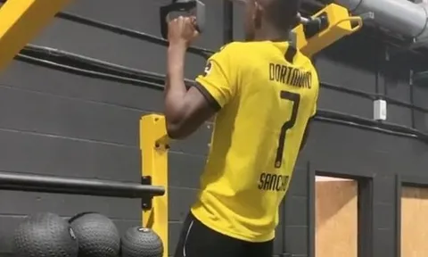 Sao Bundesliga gặp đại họa khi mặc áo của Jadon Sancho