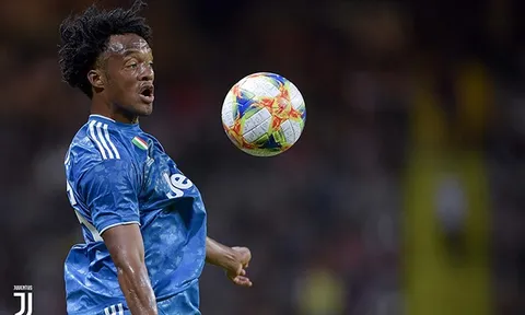 Sao Colombia khen ngợi lối chơi Juve dưới thời HLV Sarri