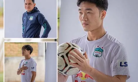 Sao HAGL sắm vai model, tạo dáng bên bộ áo đấu mới 2021