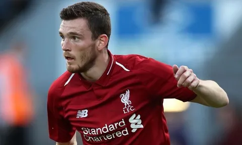 Sao Liverpool bất ngờ bị đồng đội "cà khịa"