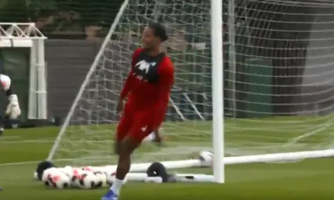 Sao Liverpool "cà khịa" Arsenal trên sân tập