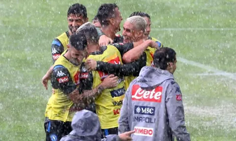 Sao Napoli hóa 'trẻ con', hồn nhiên tắm mưa đá bóng