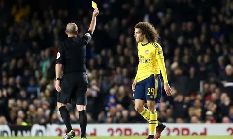 Sao trẻ Arsenal bị thẻ vàng vì lý do khó đỡ