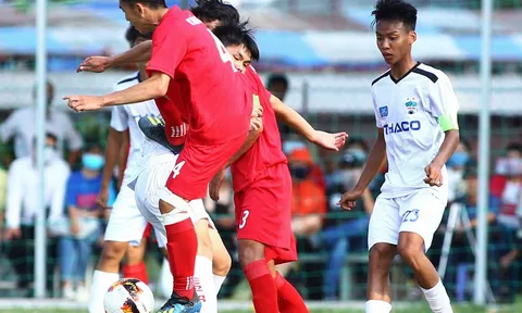 Sao U19 HAGL bị chơi xấu, hứng trọn cú "song phi" vào vùng bụng