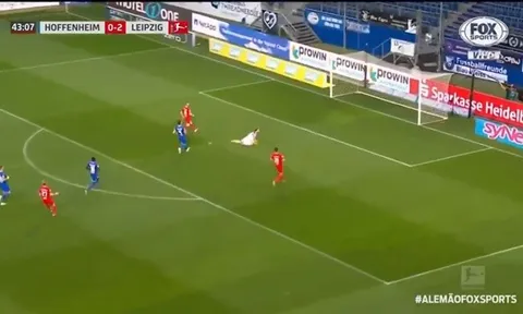 Sắp đến Chelsea, Werner như Torres thể hiện tài "chân gỗ quỷ ám"
