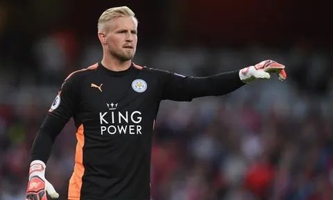 Schmeichel lần đầu hứng chịu 18 lần bắn phá mùa này