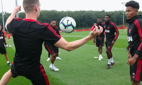CHÍNH THỨC! Man United một lúc chia tay 9 cầu thủ