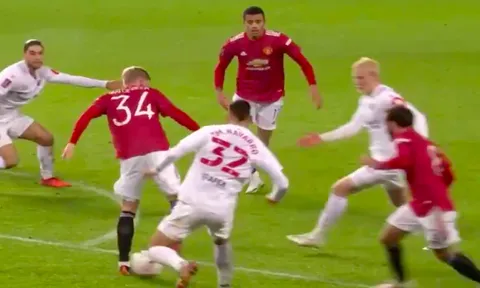 Khoảnh khắc cho thấy Solskjaer đang dùng sai Van de Beek
