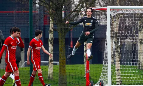 "Kane 2.0" rực sáng, M.U lại gieo sầu cho Liverpool