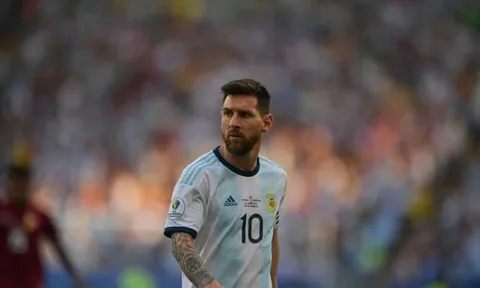 Messi sẽ trở thành 'tội đồ' của Argentina vì 1 chiếc thẻ đỏ oan nghiệt?