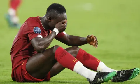 'Siêu hậu vệ' mắc sai lầm, Liverpool gục ngã ngay trận mở màn Champions League