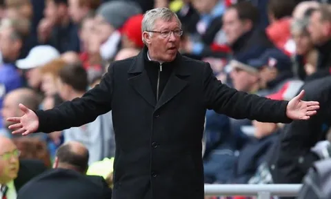 'Sir Alex đứng đợi và xin lỗi, bởi vì tôi đã ở Man Utd từ năm 21 tuổi'