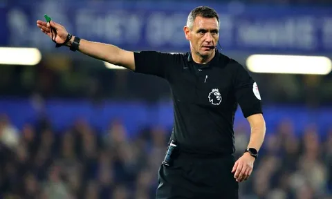 XONG! Lộ diện người đầu tiên trở thành trọng tài VAR ở Premier League
