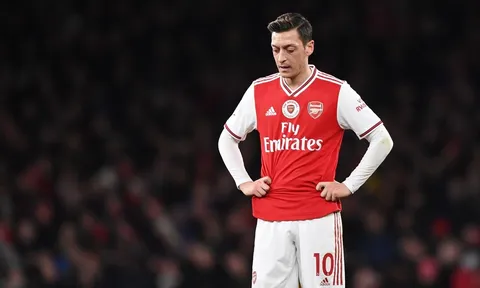 Cái chết của số 10 cổ điển và câu chuyện của Ozil