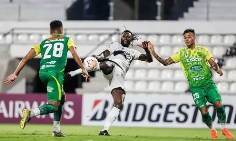 SỐC! Adebayor tung cước đạp thẳng mặt đối thủ