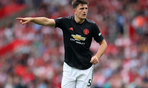 SỐC! CĐV Leicester hành động điên rồ khi đối đầu Maguire