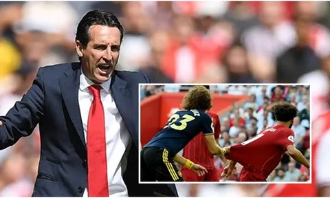 Emery tuyên bố bất ngờ về pha kéo áo của Luiz