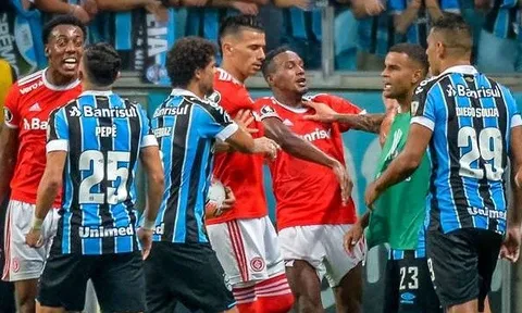 SỐC! Đấm nhau đầy bạo lực, 2 ông lớn Brazil nhận 8 thẻ đỏ