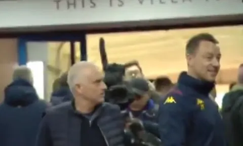 SỐC! Mải nói chuyện với gái, Terry bị Mourinho cho ăn đòn