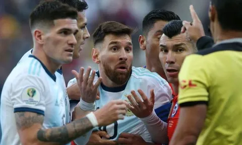 SỐC! Nhận thẻ đỏ rời sân, Messi điên tiết tuyên bố một câu xanh rờn