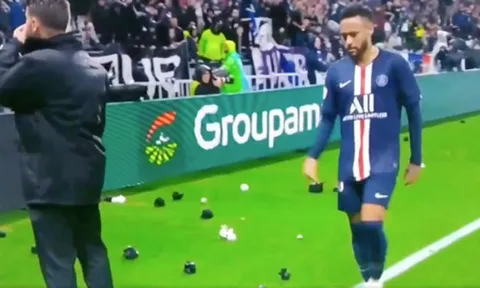 SỐC! NHM đối xử không thể tin nổi với Neymar trước khi ghi bàn