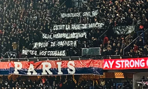 SỐC! NHM PSG giở chứng, làm điều khiêu khích Neymar và Mbappe trên khán đài