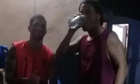 SỐC! Ronaldinho thoải mái uống rượu trong tù