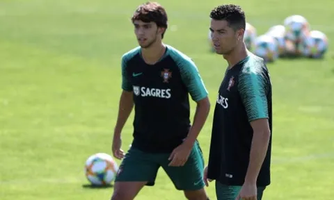 CHOÁNG! Ronaldo làm điều không thể tin nổi với đàn em tuyển Bồ Đào Nha