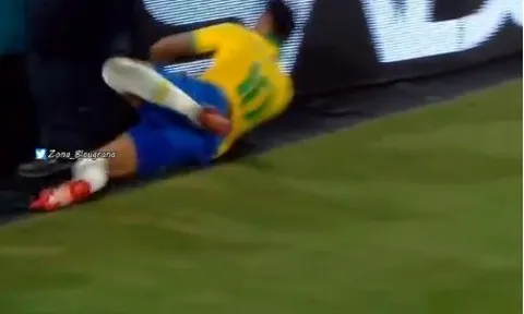 SỐC! Sao Tottenham "giúp" Neymar đập thẳng mặt vào... biển quảng cáo