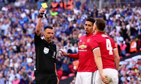 SỐC! Sau 1 quyết định, trọng tài Premier League phải dọn ra khỏi nhà
