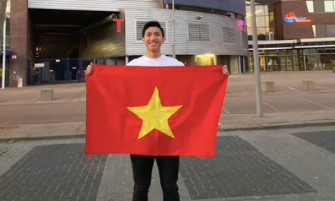 SỐC! Lý do Văn Hậu không đeo khẩu trang khi ra đường ở Hà Lan