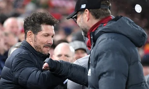 SỐC! Xin bắt tay, CĐV Liverpool bị Klopp chửi thẳng mặt