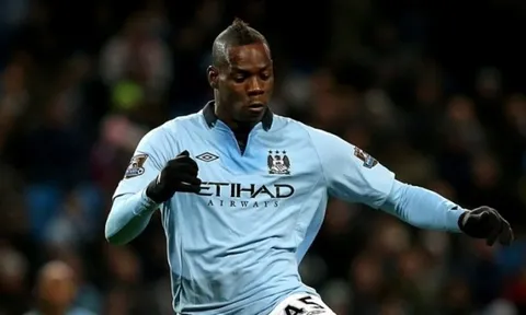 Mario Balotelli gia nhập đội hình huyền thoại của Manchester City
