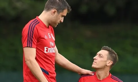 'Nạn nhân' của Arteta nháy mắt với Ozil, lộ bến đỗ mới nếu rời Arsenal