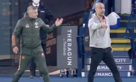 Vì Rashford, Ole tranh cãi máu lửa với Pep ngoài đường pitch