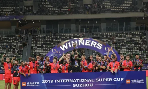 Song sát nổ súng, PSG nâng cúp tại châu Á