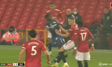 Điên rồ, "quái thú" Man United bị đốn hạ chỉ sau 79 giây bóng lăn