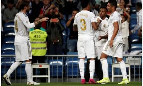 Fan Real cảnh báo Varane: "Cậu ta rất xứng đáng... Hãy cẩn thận!"