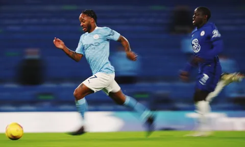 Sterling nhận đủ gạch đá vì đăng ảnh cho Kante 'ngửi khói'