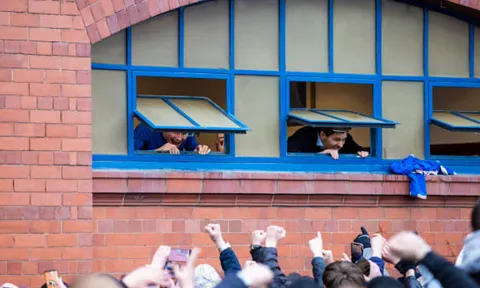 Steven Gerrard và khung cảnh bùng nổ ở Ibrox