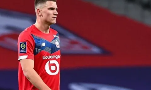 Liverpool bỏ cuộc, Man United thâu tóm trung vệ hay như Van Dijk