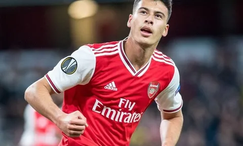 Tân binh Arsenal lập cú đúp và đây là phản ứng của Aubameyang trên ghế dự bị