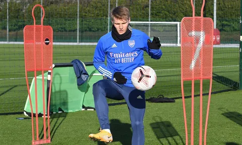 Tân binh Arsenal tập cực sung, sẵn sàng đối đầu Man Utd